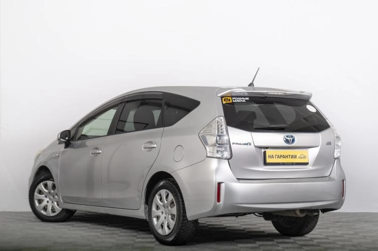 Toyota Prius Alpha 5 из 6