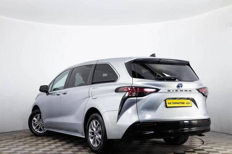 Toyota Sienna 6 из 6