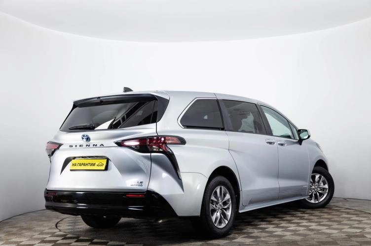 Toyota Sienna 4 из 6