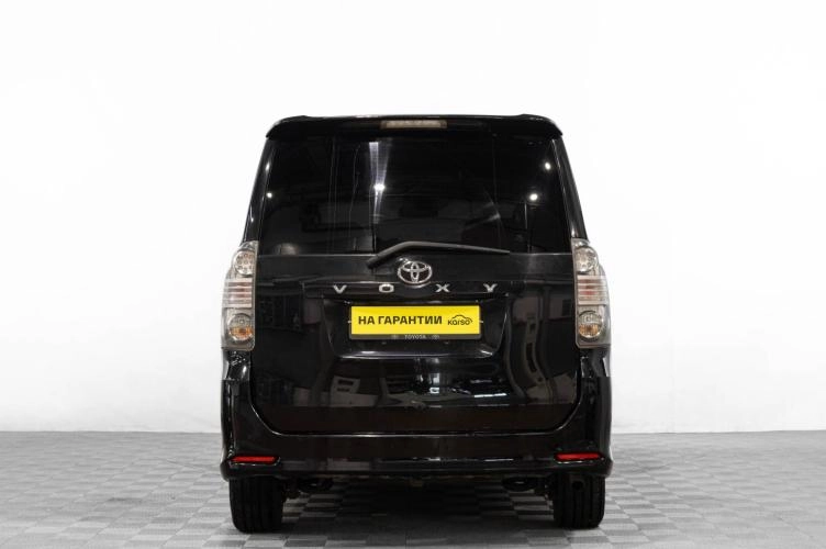 Toyota Voxy 5 из 6
