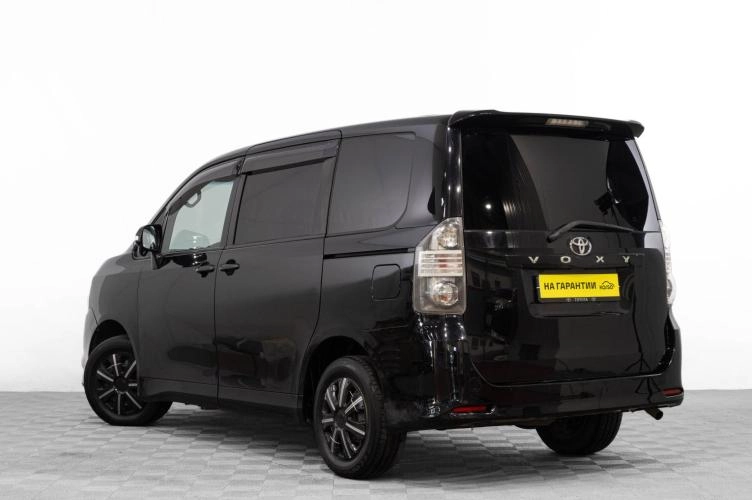 Toyota Voxy 6 из 6