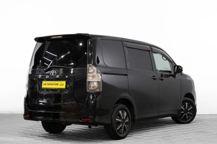 Toyota Voxy 4 из 6