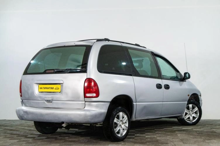 Chrysler Voyager 4 из 6