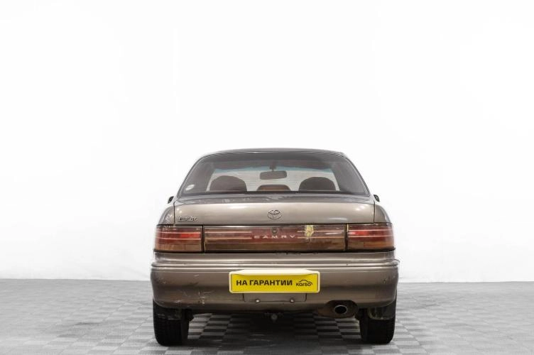 Toyota Camry 5 из 6