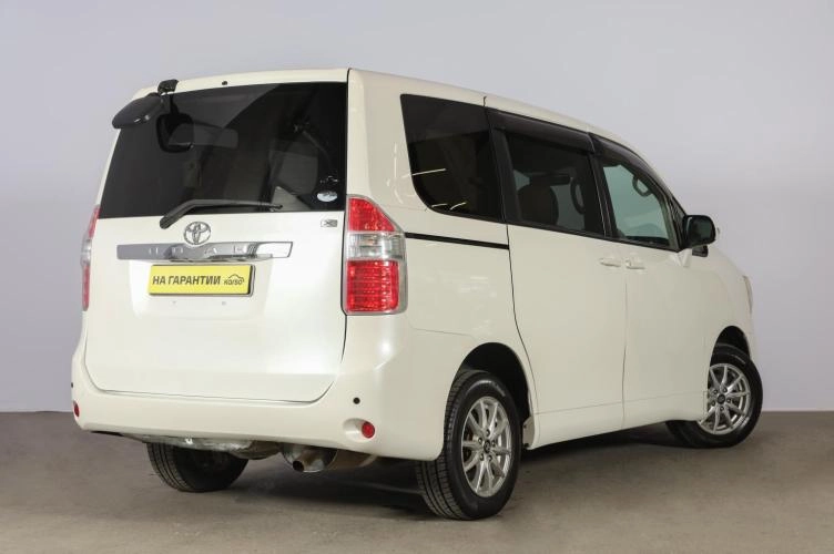Toyota Noah 6 из 6