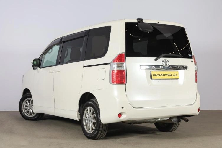 Toyota Noah 4 из 6
