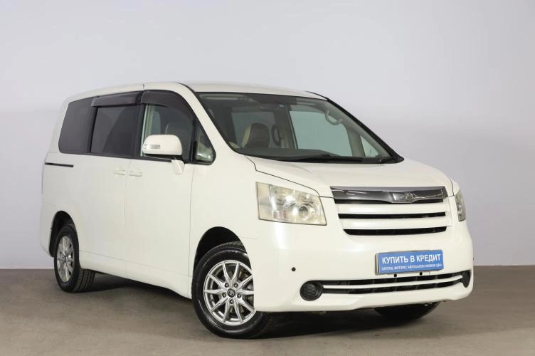 Toyota Noah 1 из 6