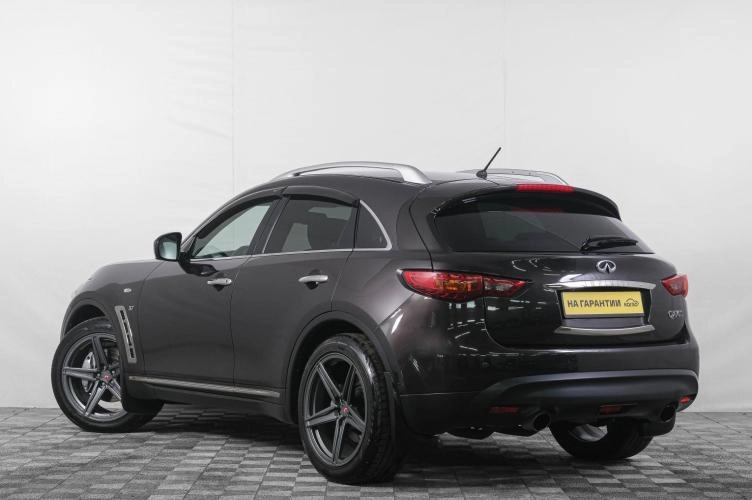 Infiniti QX70 4 из 6