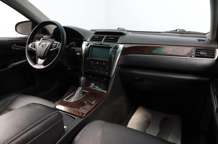 Toyota Camry 9 из 18