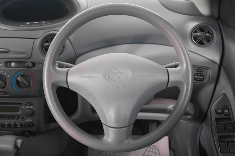 Toyota Vitz 15 из 19