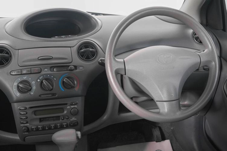Toyota Vitz 14 из 19