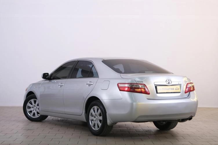 Toyota Camry 4 из 6