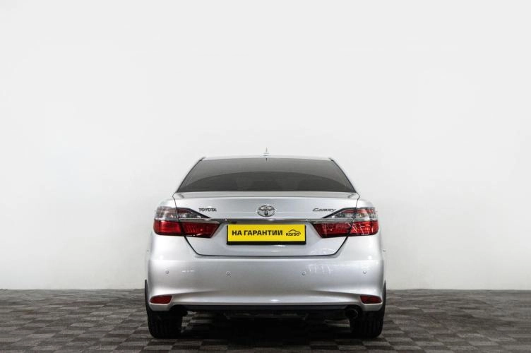 Toyota Camry 5 из 6