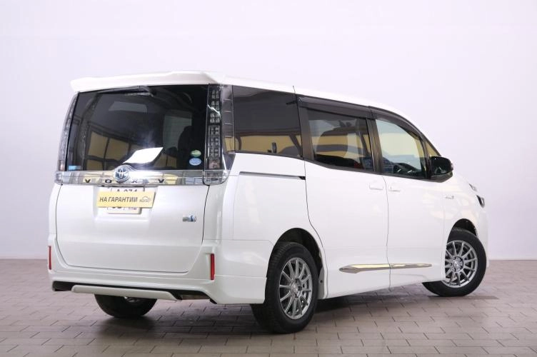 Toyota Voxy 6 из 6
