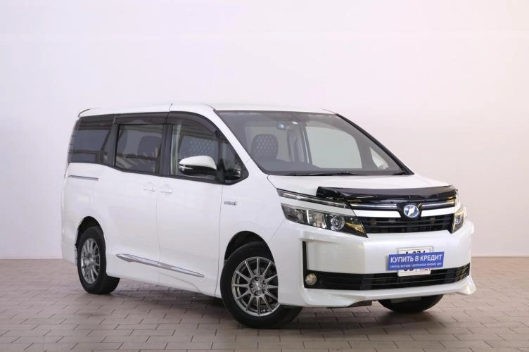 Toyota Voxy 1 из 6
