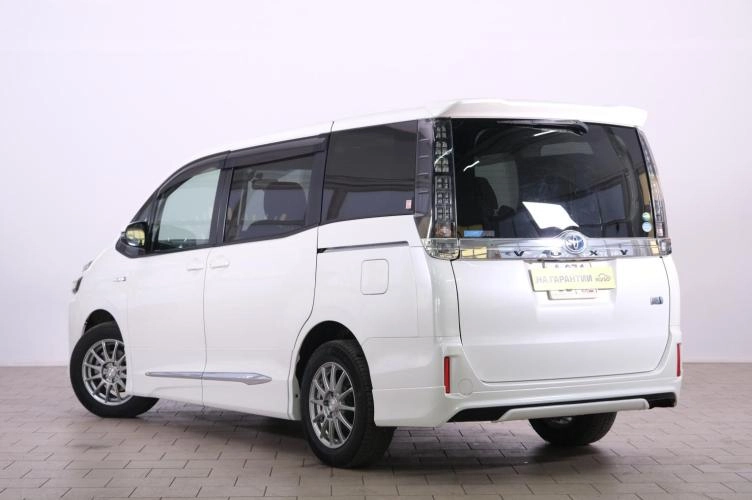 Toyota Voxy 4 из 6