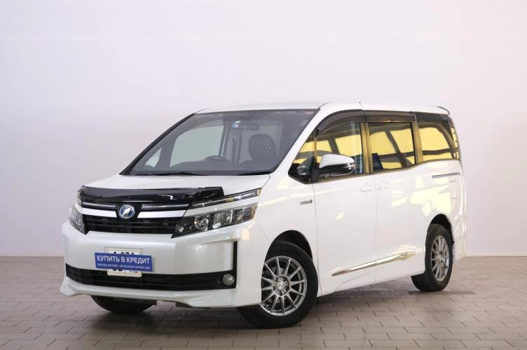 Toyota Voxy 3 из 6