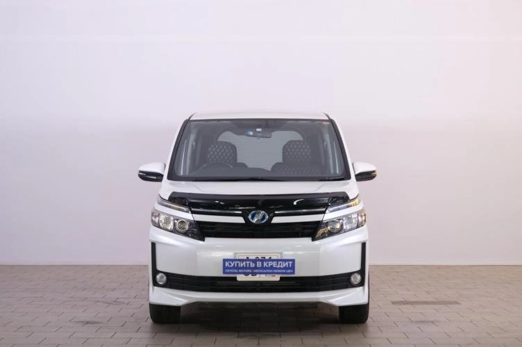 Toyota Voxy 2 из 6