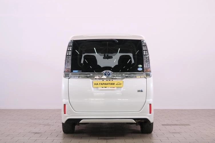 Toyota Voxy 5 из 6