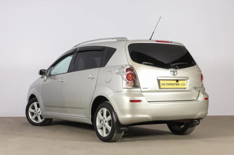 Toyota Corolla Verso 4 из 6