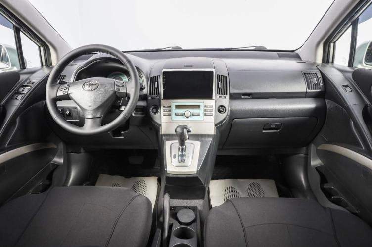 Toyota Corolla Verso 8 из 18