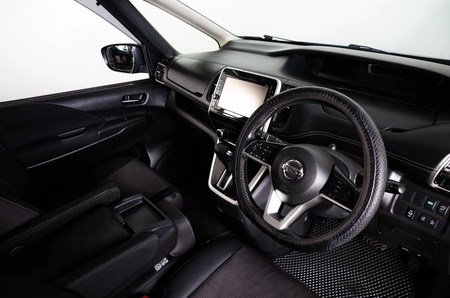 Nissan Serena 9 из 23