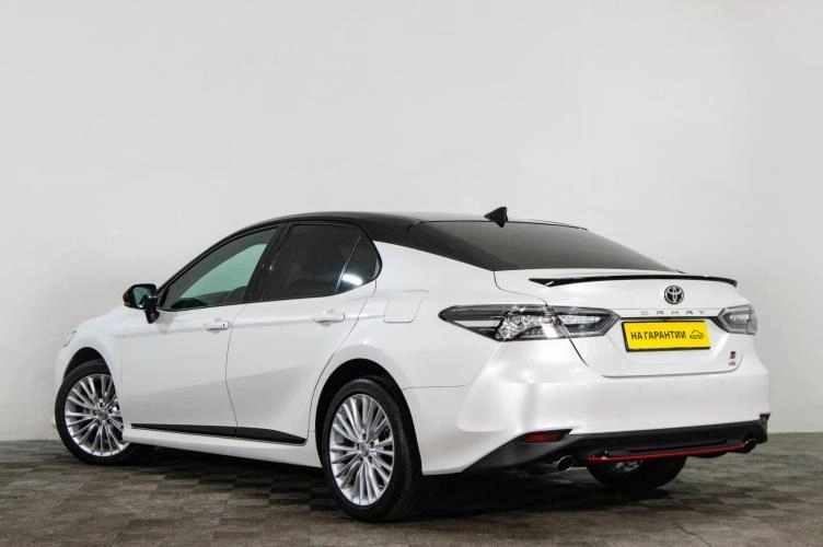 Toyota Camry 6 из 6