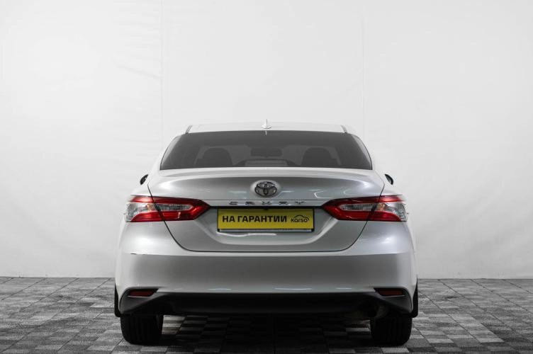 Toyota Camry 5 из 6