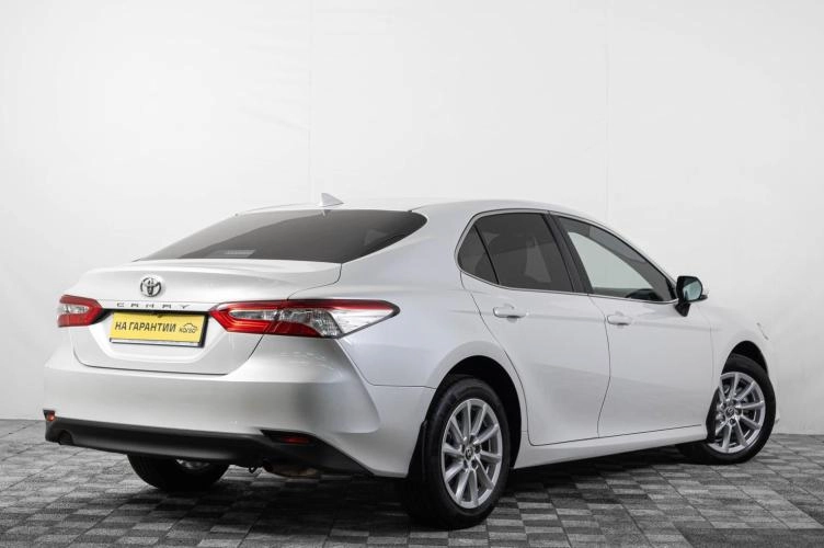 Toyota Camry 6 из 6