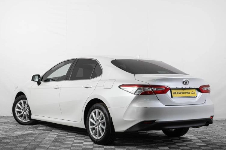 Toyota Camry 4 из 6