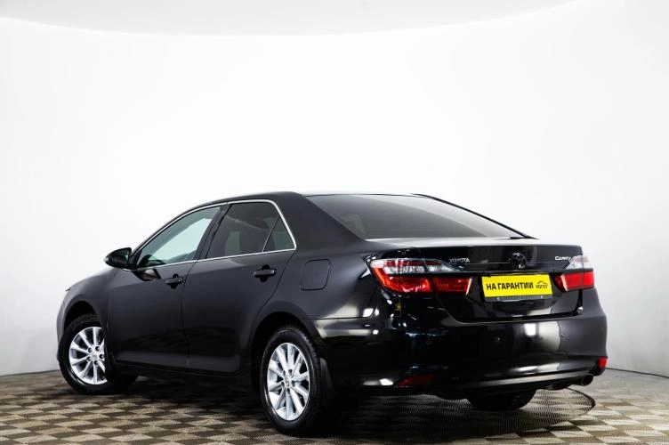 Toyota Camry 6 из 6
