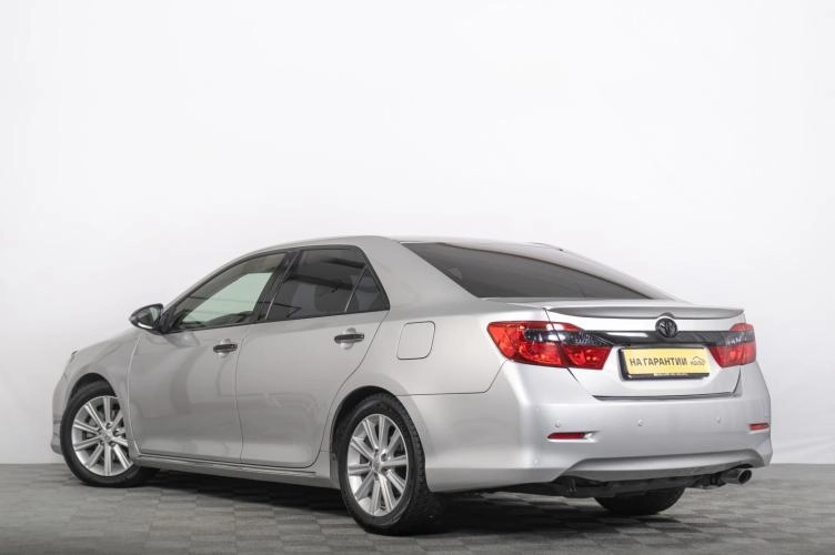 Toyota Camry 5 из 6