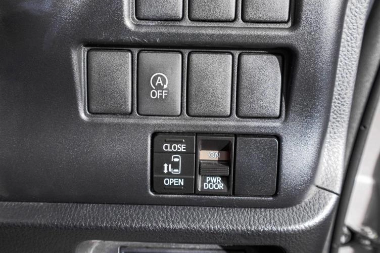 Toyota Voxy 12 из 24