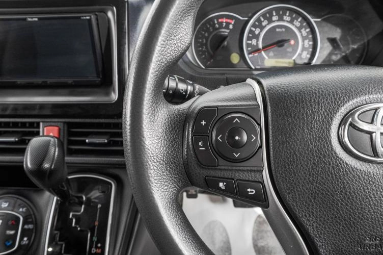 Toyota Voxy 15 из 24