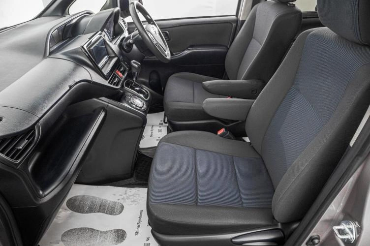 Toyota Voxy 21 из 24