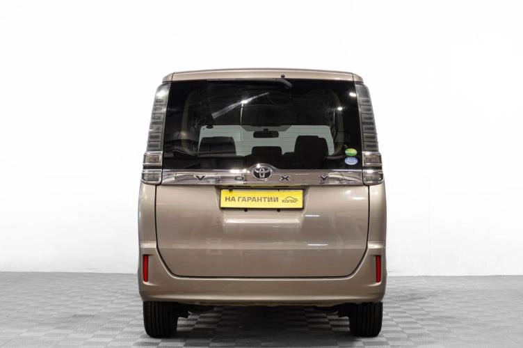 Toyota Voxy 5 из 6