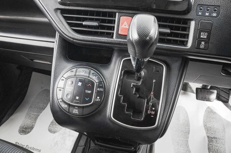 Toyota Voxy 19 из 24