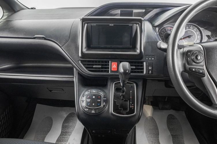 Toyota Voxy 17 из 24