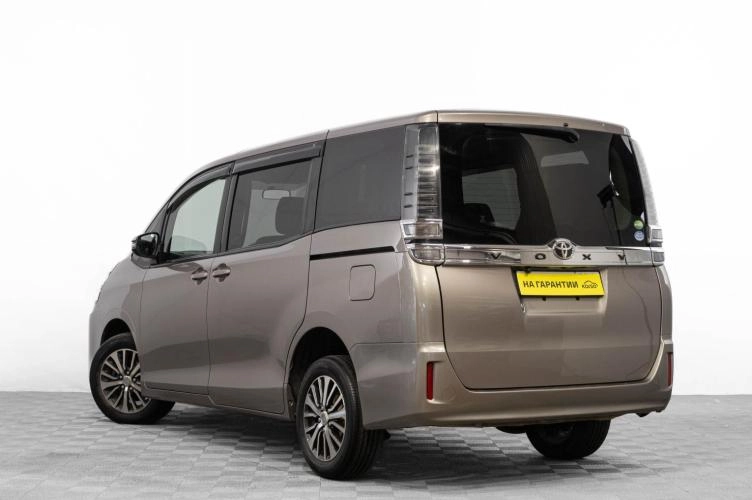 Toyota Voxy 6 из 6