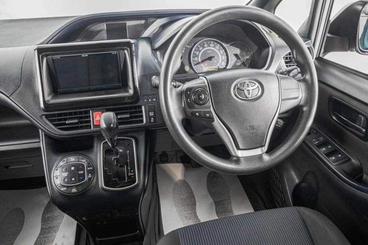 Toyota Voxy 16 из 24