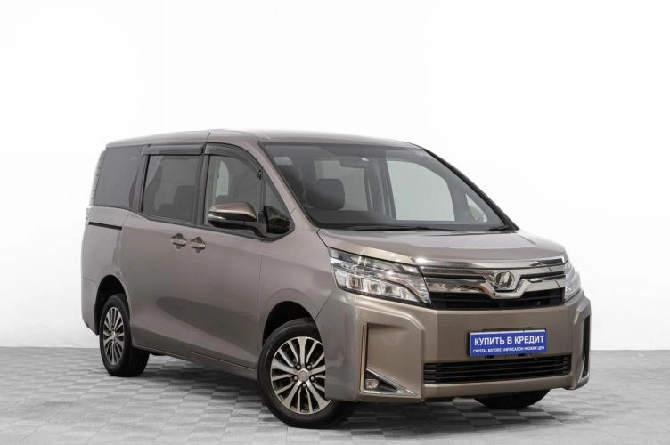 Toyota Voxy 1 из 6