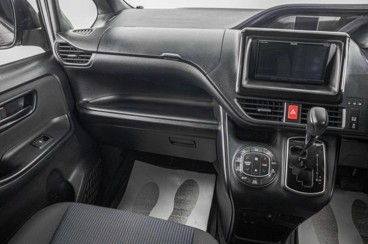 Toyota Voxy 20 из 24