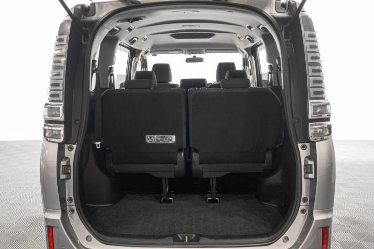 Toyota Voxy 24 из 24