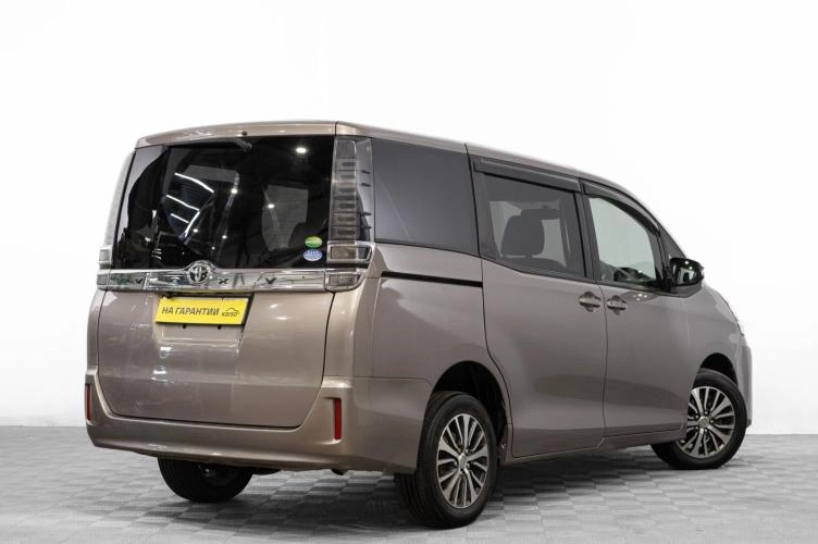 Toyota Voxy 4 из 6