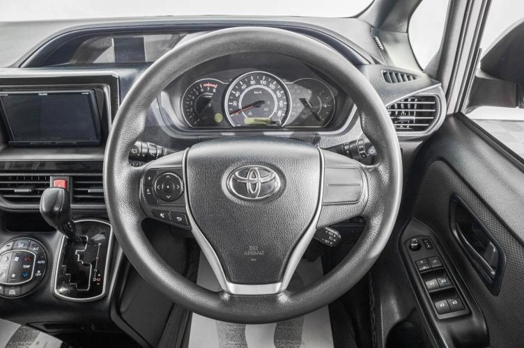 Toyota Voxy 13 из 24