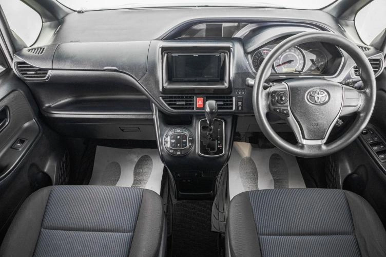 Toyota Voxy 9 из 24
