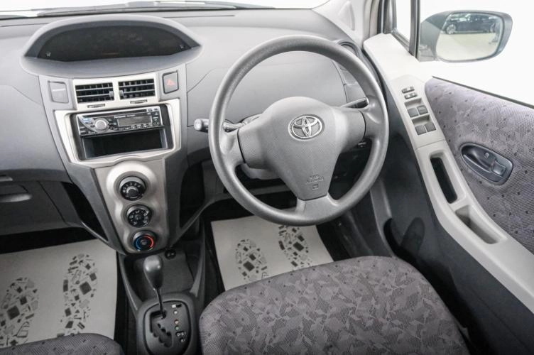 Toyota Vitz 9 из 21