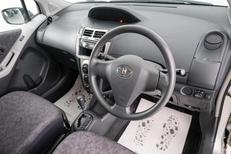 Toyota Vitz 8 из 21