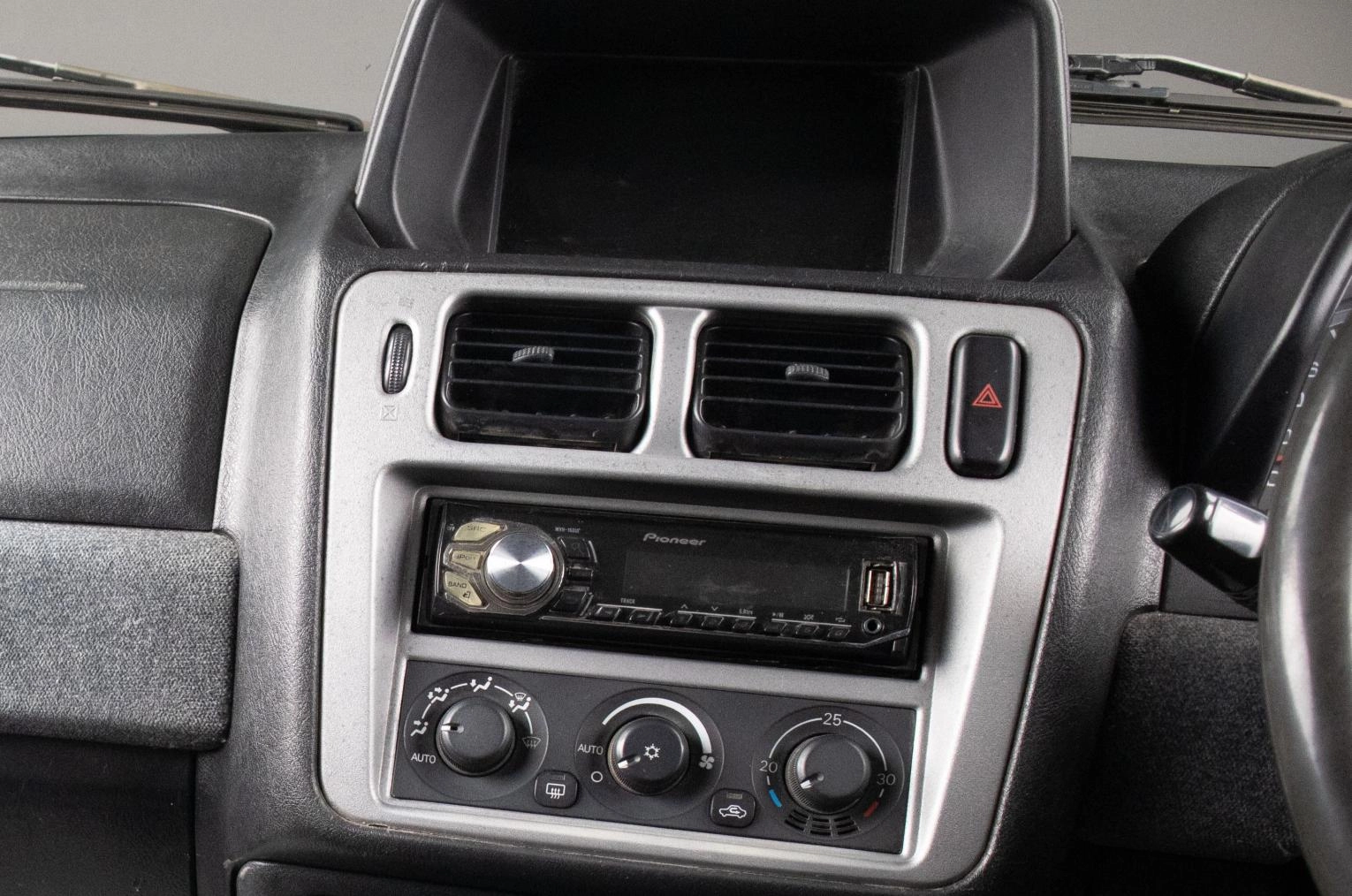 Mitsubishi Pajero iO 10 из 15
