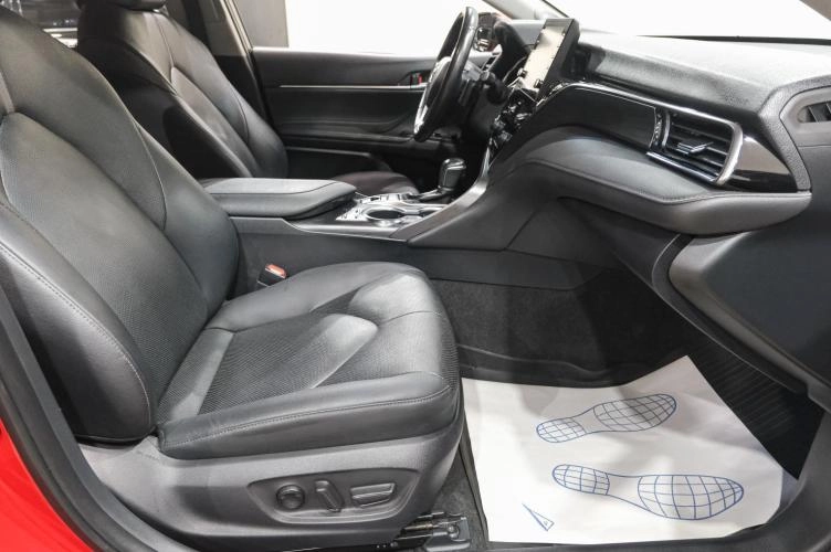 Toyota Camry 13 из 33